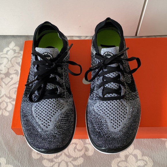 Nike - Women’s Nike Free Run Flyknit 2018 in Grey - Picture 2 of 8